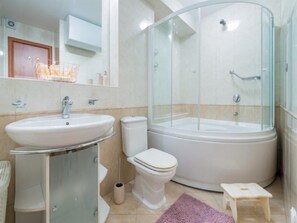 公寓 (Two-Bedroom Apartment with Terrace) | 浴室 | 淋浴設備、毛巾、洗髮精