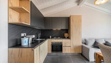 Fridge, oven, stovetop, dishwasher