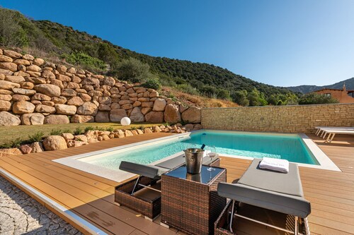 Luxuriöses Ferienhaus mit Terrasse, WLAN, Klimaanlage und Pool; Parkplätze vorhanden, Kleinere Haustiere erlaubt