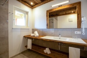 Een douche, een haardroger, handdoeken