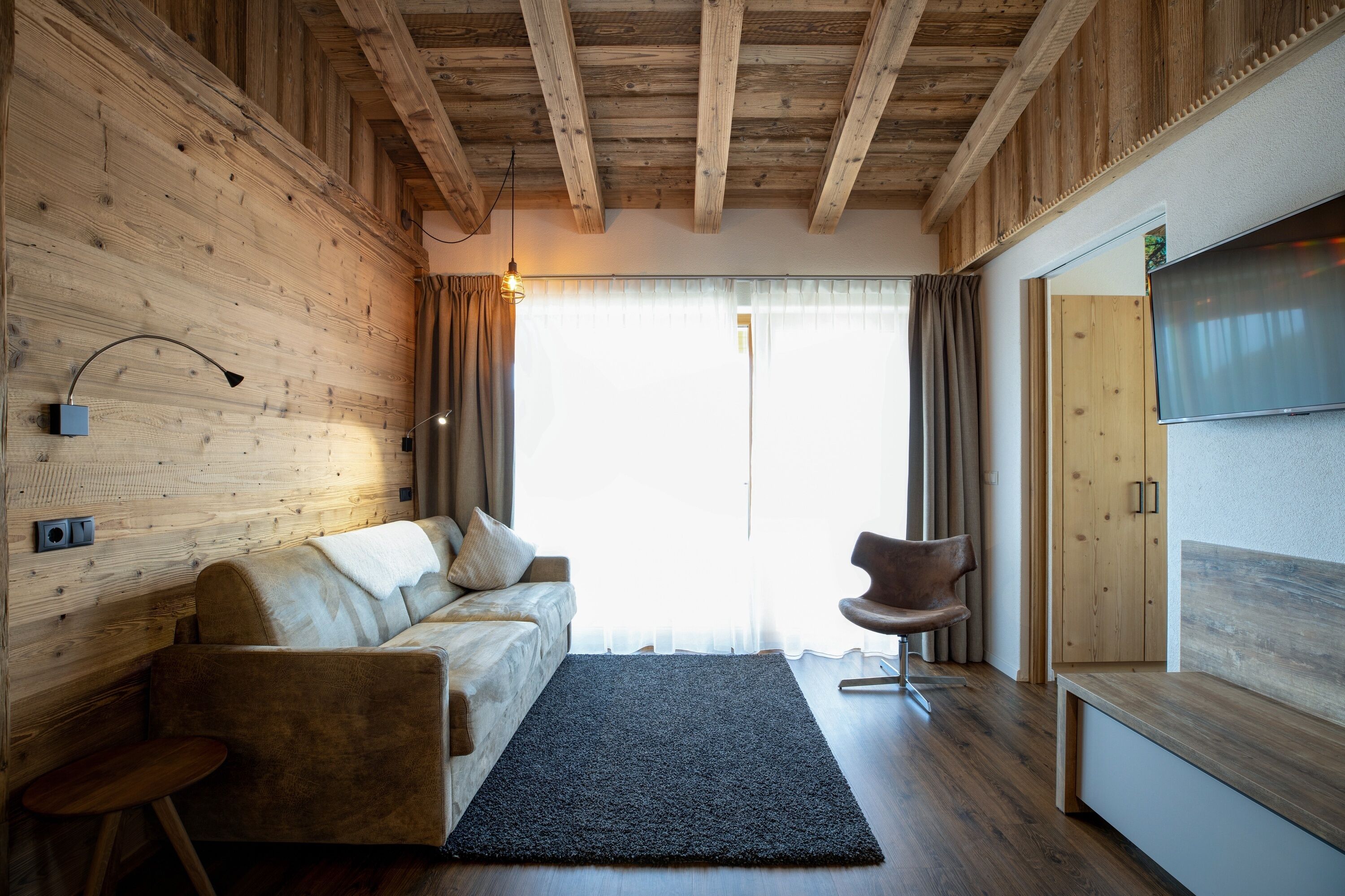 Fernseher, Tischtennisplatte