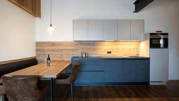 KĂŒhlschrank, Mikrowelle, Ofen, Herdplatte