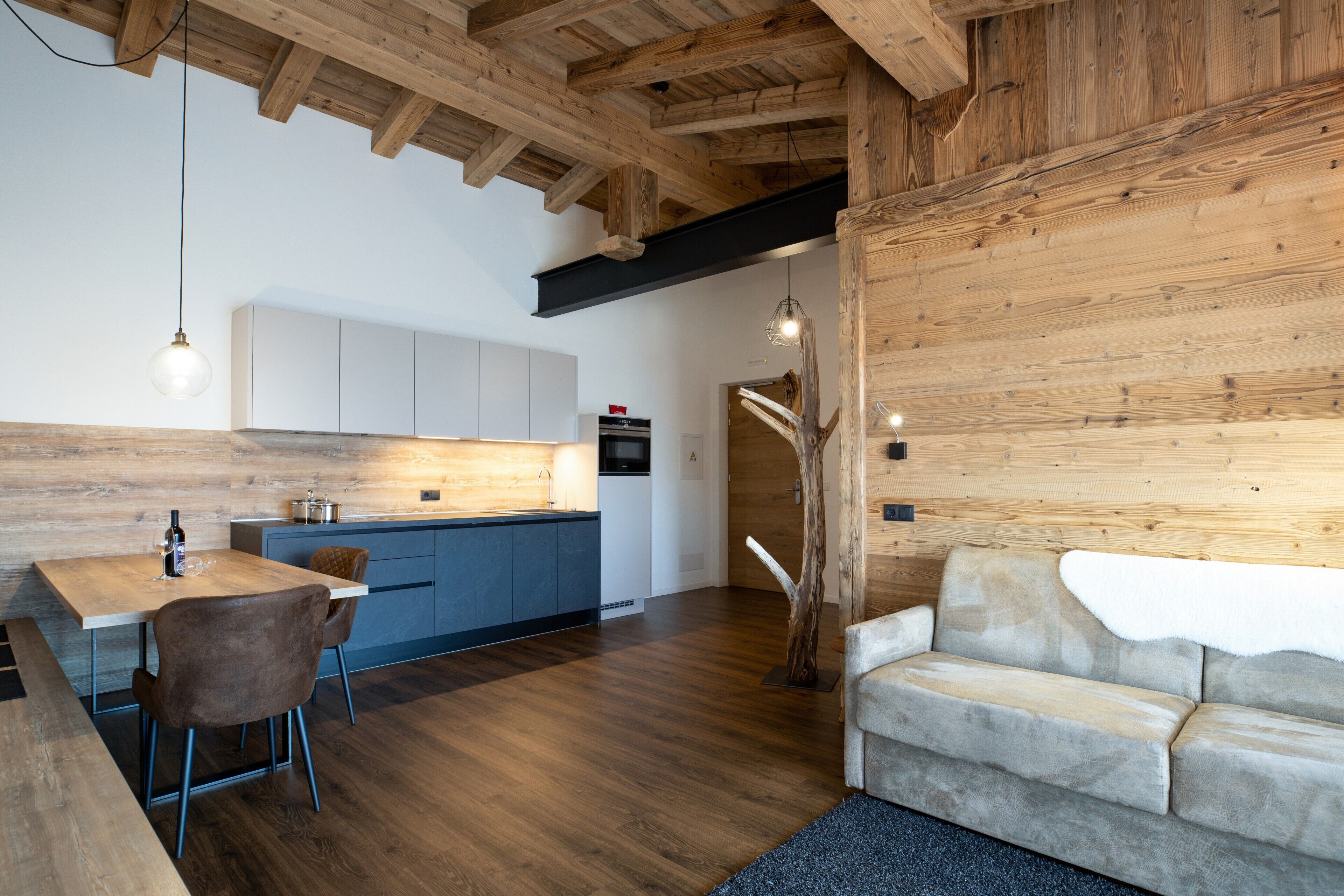 Een televisie en een tafeltennistafel