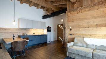 Een televisie en een tafeltennistafel