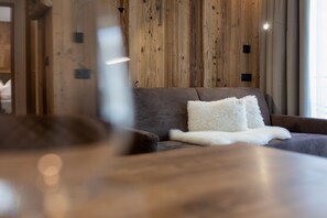 Fernseher, Tischtennisplatte