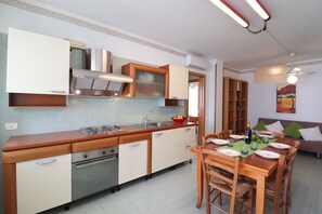 Refrigerador, horno, parrilla de estufa y periquera 