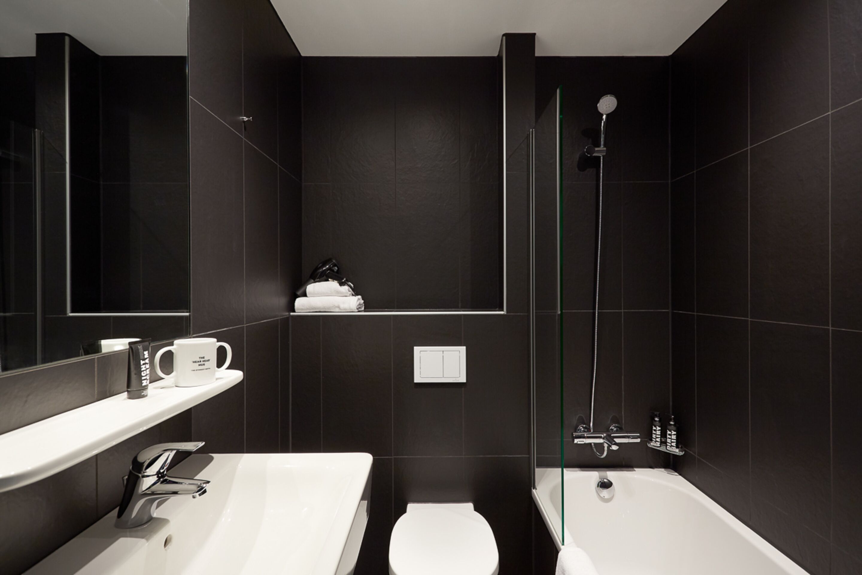 deluxe studio | bathroom | free toiletries, towels