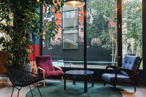 Lobby sitting area - The Social Hub Amsterdam West 4 (Amsterdam)