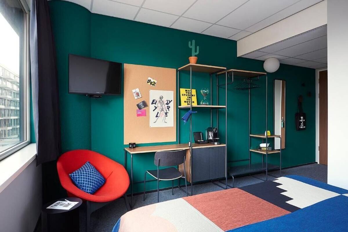 Luxe beddengoed, een bureau, verduisterende gordijnen