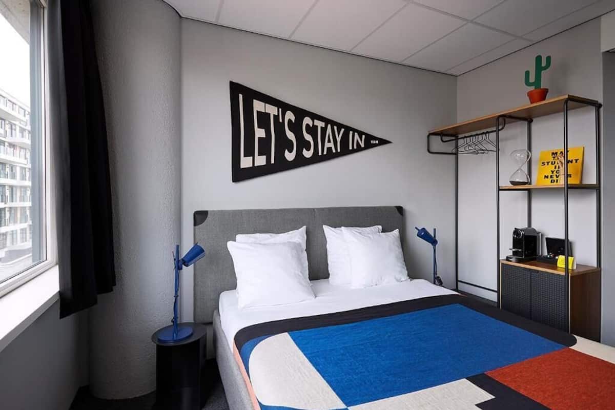 Luxe beddengoed, een bureau, verduisterende gordijnen