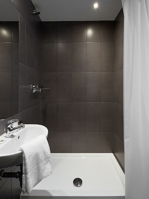 Kostenlose Toilettenartikel, Handtücher