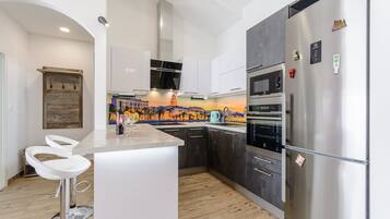 Apartment (Three-Bedroom Apartment with Jacuzzi) | Eigene Küche | Kühlschrank, Wasserkocher