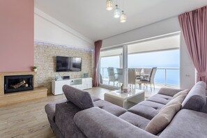 公寓 (Three-Bedroom Apartment with Jacuzzi) | 客厅 | 电视