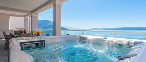 Apartment (Apartments Hope (Dugi Rat) - Three-Be) | Innen-Whirlpool