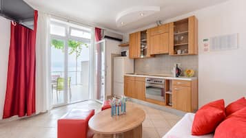 Apartment (Comfort 1 Bedroom Apt with Terrace) | Wohnzimmer | Fernseher