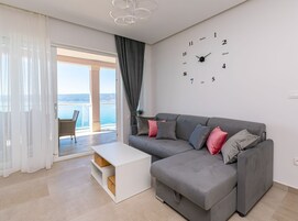 Apartamento (Apartments Hope (Dugi Rat) - Three-Be) | Sala de estar | Una televisión