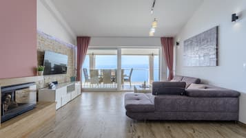 Apartment (Three-Bedroom Apartment with Jacuzzi) | Wohnzimmer | Fernseher