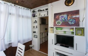 Apartamento (One Bedroom Apartment) | Sala de estar | TV