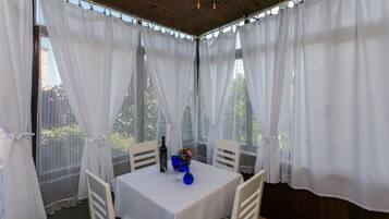 Apartment (One Bedroom Apartment) | Dining room