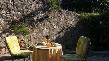 Apartment (One Bedroom Apartment) | Terrace/patio