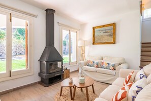 Televisión y chimenea 