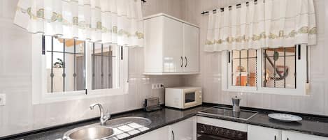 Frigorífico, microondas, horno y placa de cocina