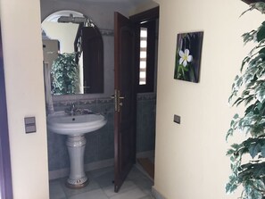Villa | Bathroom | Shower, towels - Marina Smir Villa (Allyene)