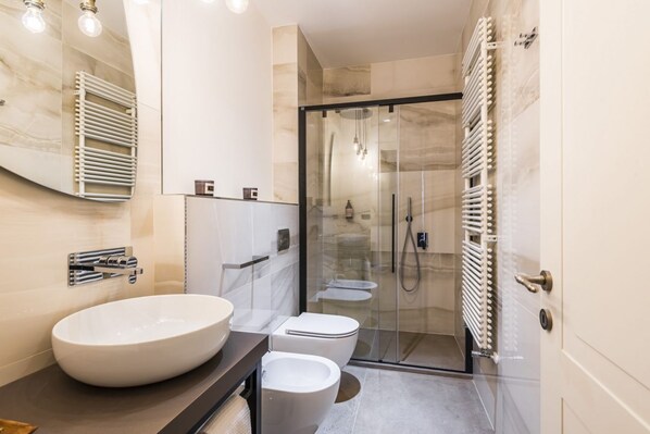 Regadera, secadora de cabello, bidet 