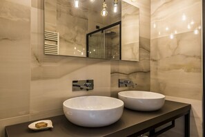 Regadera, secadora de cabello, bidet 