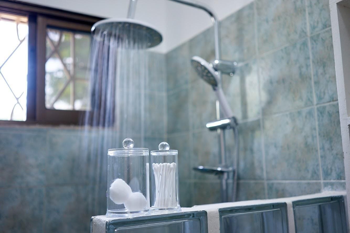 Grand Room | Bathroom | Shower, rainfall showerhead, free toiletries, towels