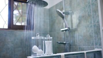 Grand Room | Bathroom | Shower, rainfall showerhead, free toiletries, towels