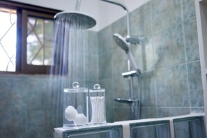 Grand-huone | Kylpyhuone | Suihku, sadesuihkupää, ilmaiset hygieniatuotteet, pyyhkeet