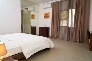 Rideaux occultants, chambres insonorisées, fer et planche à repasser