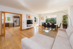 Televisión, mesa de ping pong