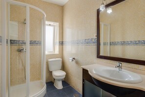 Shower, hair dryer, towels - Central Apartment "La Luz en Conil" Near the Beach with Air Conditioning, Sea View & Balcony (Conil de la Frontera)