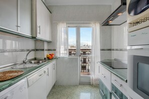 Fridge, microwave, oven, stovetop - Central Apartment "La Luz en Conil" Near the Beach with Air Conditioning, Sea View & Balcony (Conil de la Frontera)