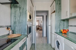 Fridge, microwave, oven, stovetop - Central Apartment "La Luz en Conil" Near the Beach with Air Conditioning, Sea View & Balcony (Conil de la Frontera)