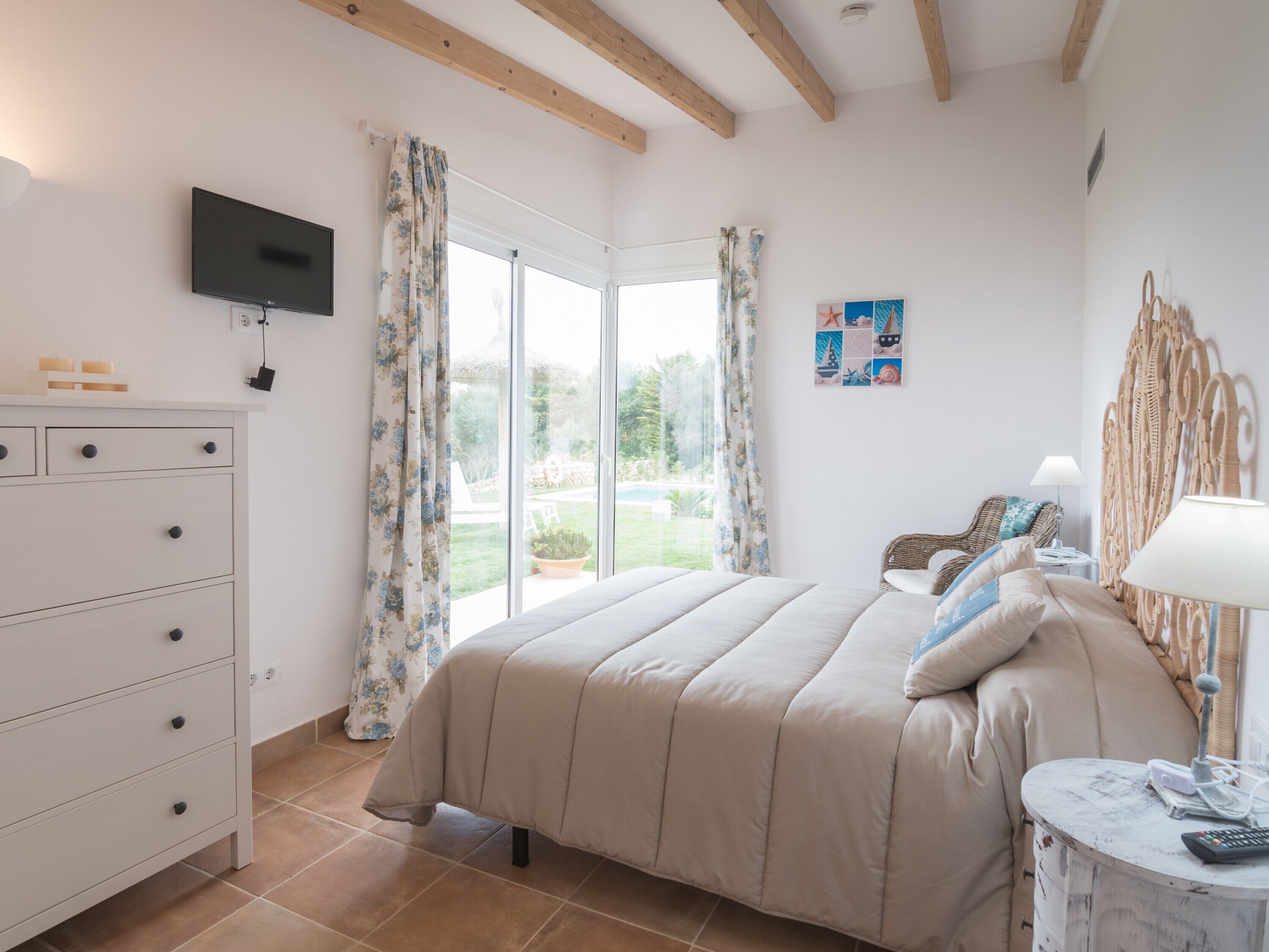 4 bedrooms, iron/ironing board, free WiFi, bed sheets