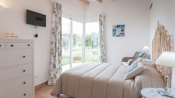 4 bedrooms, iron/ironing board, free WiFi, bed sheets