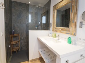 Dusche, Haartrockner, Handtücher
