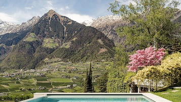 Alberca techada y alberca climatizada