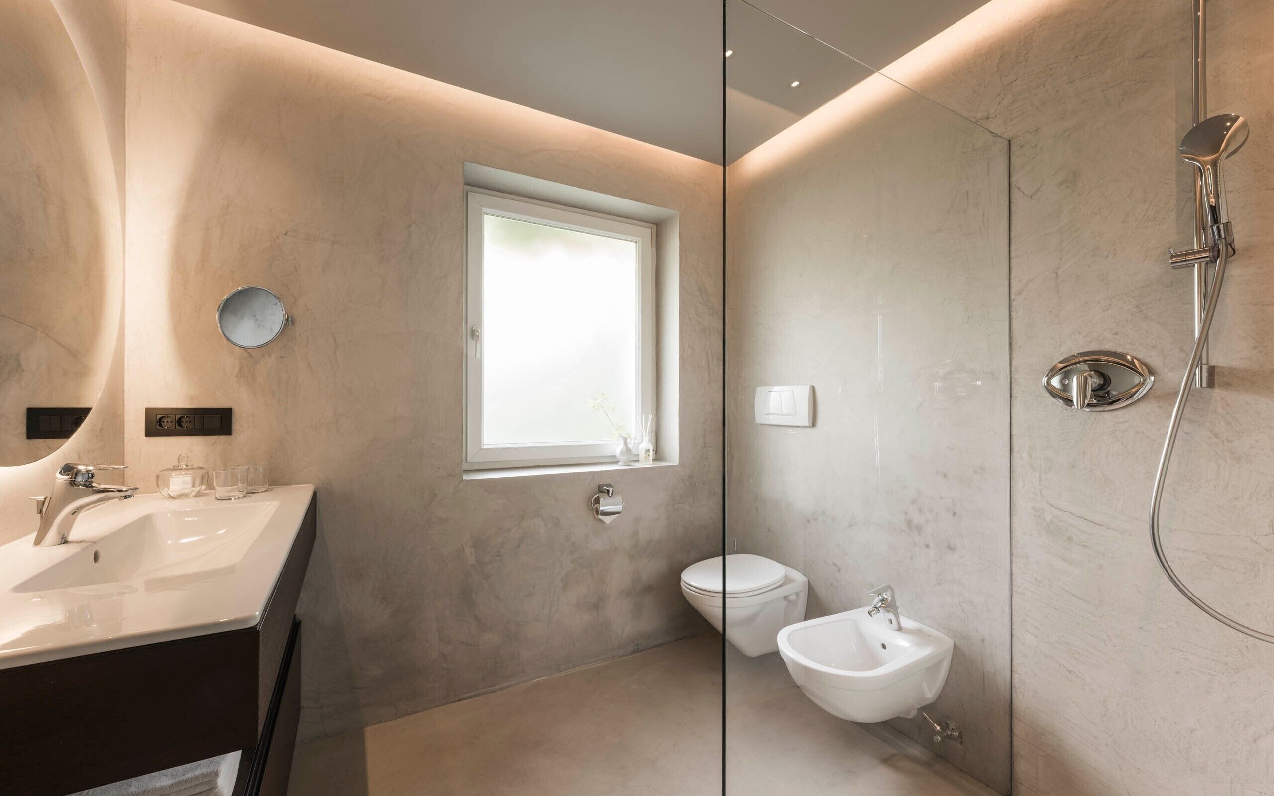 Badewanne, Haartrockner, Handtücher