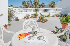 Outdoor dining - Holiday Apartment “Apartamento Los Naranjos en Vejer” with Wi-Fi (Vejer de la Frontera)