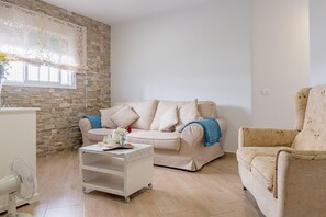 TV - Holiday Apartment “Apartamento Los Naranjos en Vejer” with Wi-Fi (Vejer de la Frontera)