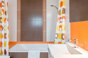 Bañera, artículos de tocador gratuitos, secador de pelo, toallas