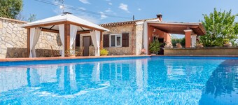 Beautiful Country House with Pool, Terraces & Wi-Fi; Parking Available