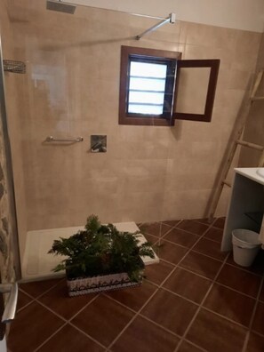 Shower, hair dryer, towels - Beautiful Country House with Pool, Terraces & Wi-Fi; Parking Available (Artá)