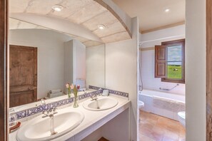 Badewanne, Haartrockner, Handtücher