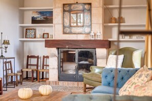 TV, fireplace, stereo