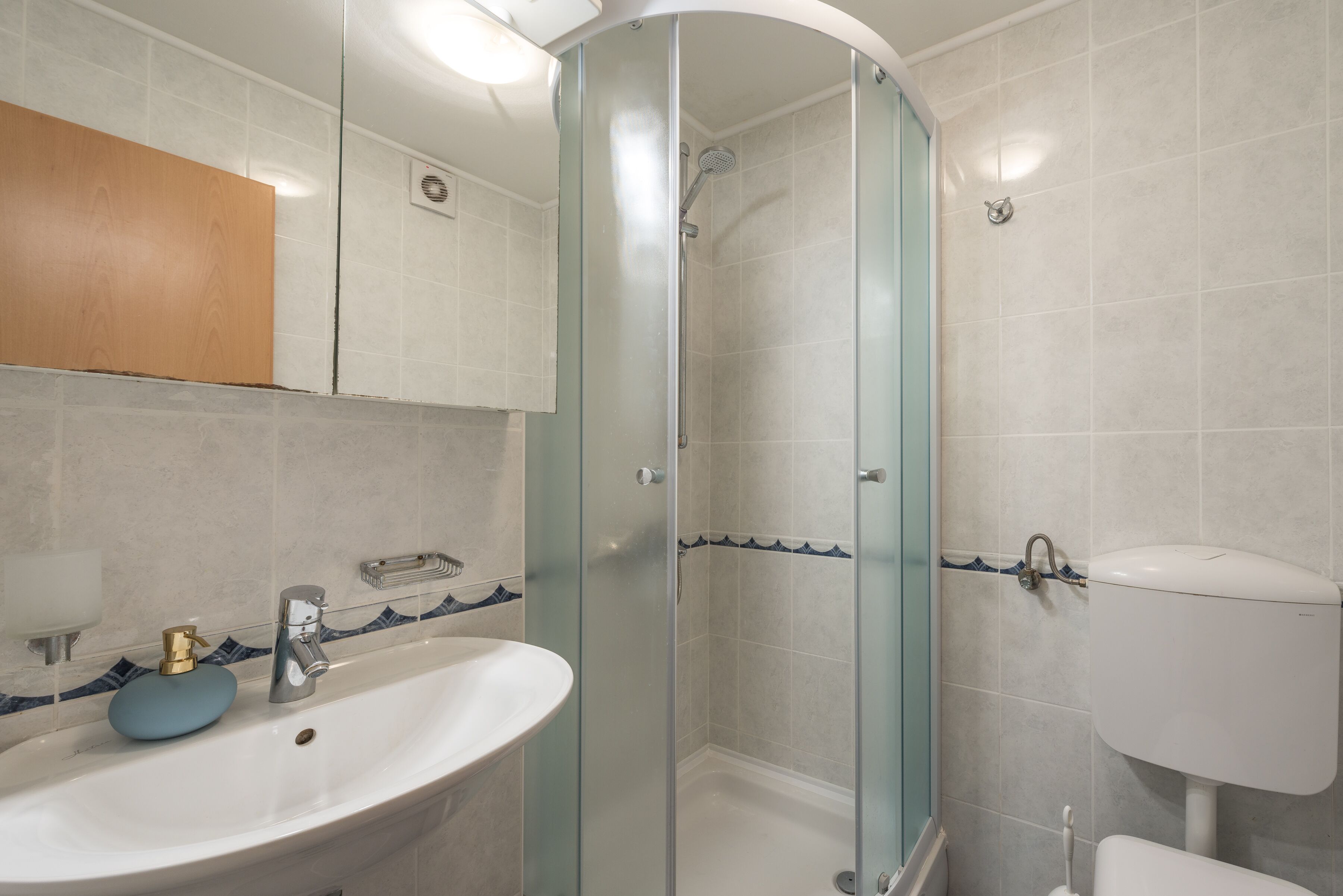 Căn hộ (Two Bedroom Apartment with City View) | Phòng tắm | Buồng tắm vòi sen, khăn tắm 